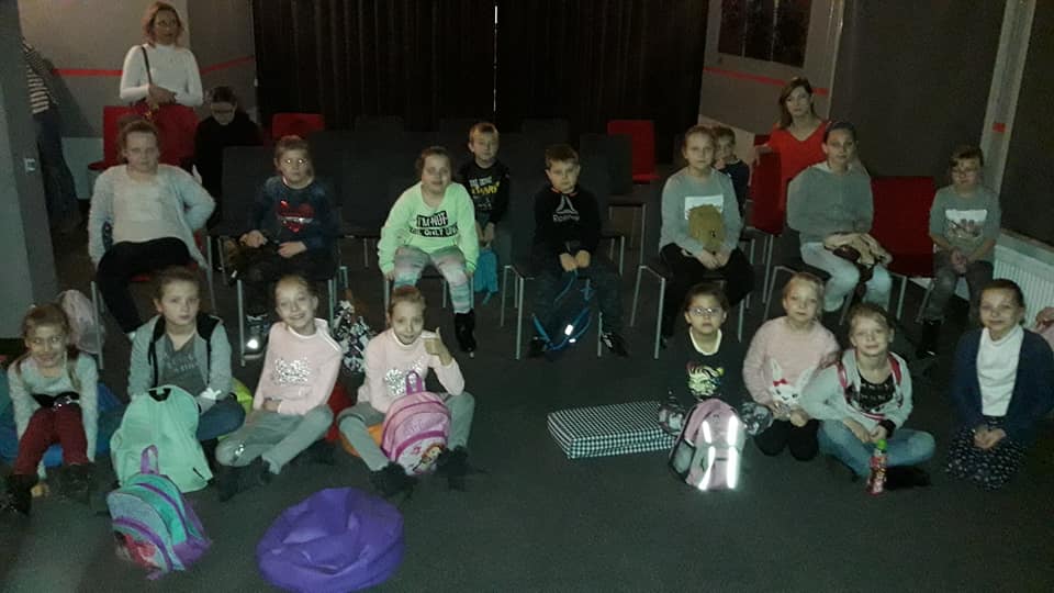 Obraz przedstawia wychowanków SPWD podczas seansu kinowego.