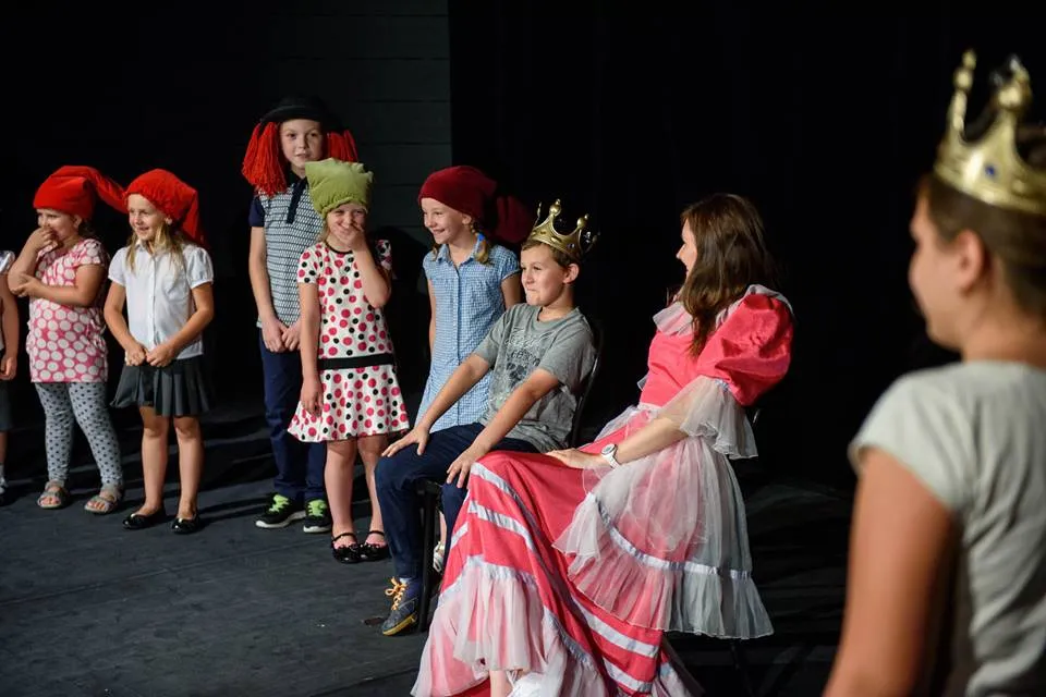 Zdjęcie przedstawia dzieci w przebraniach na scenie teatru.