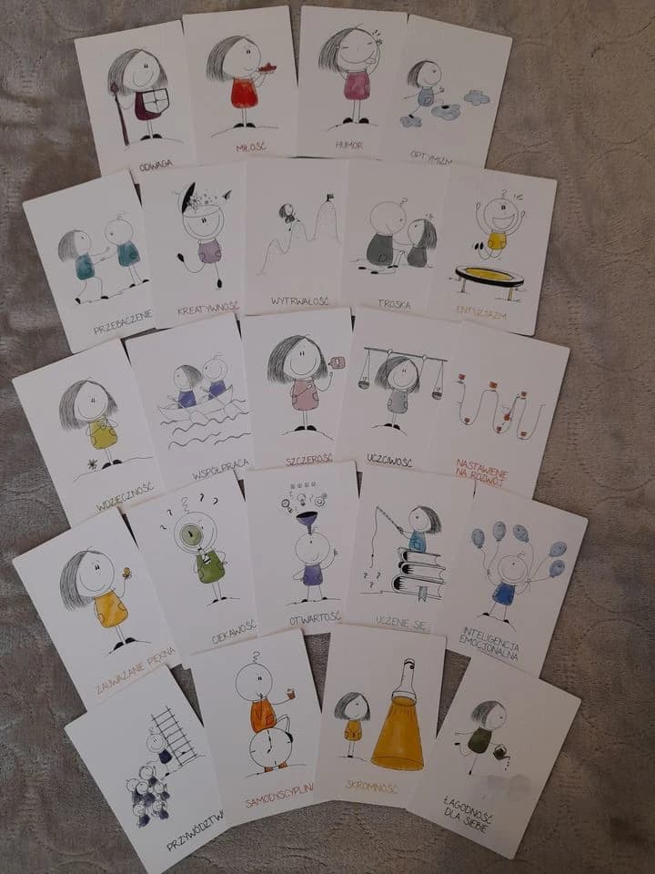 Rysunki stworzone przez dzieci ułożone w kilku rzędach