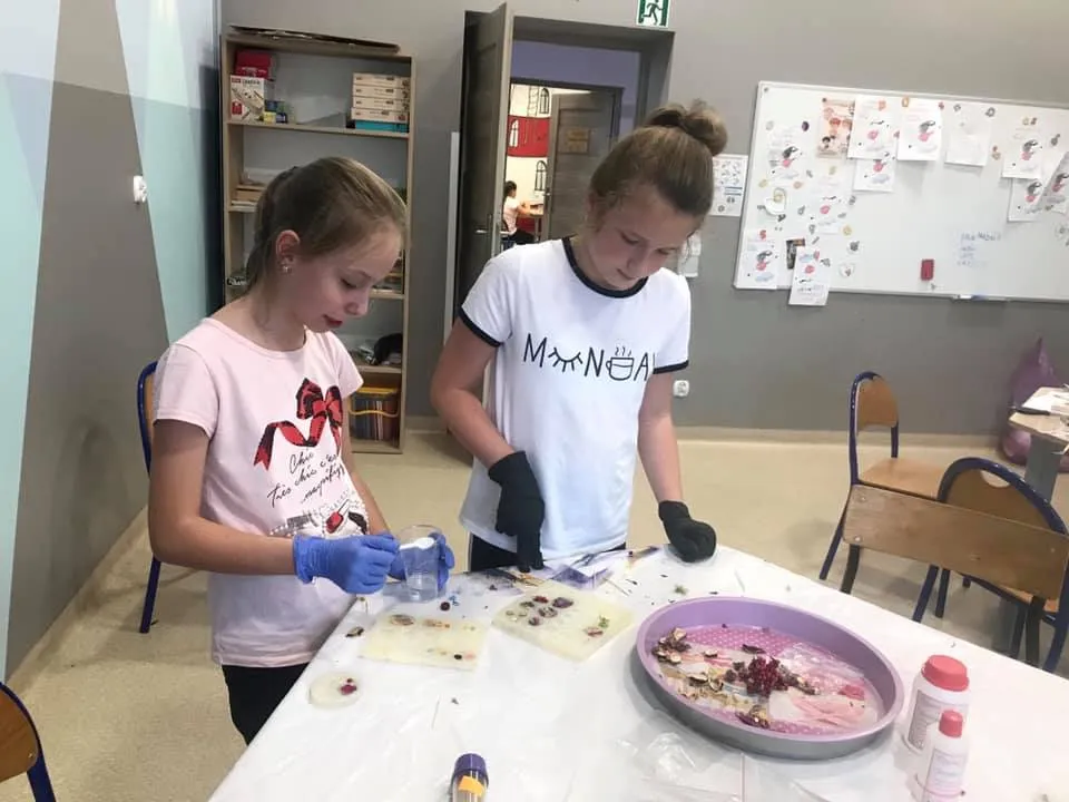 Obraz przedstawia dzieci wykonujące różne prace z żywicy epoksydowej.