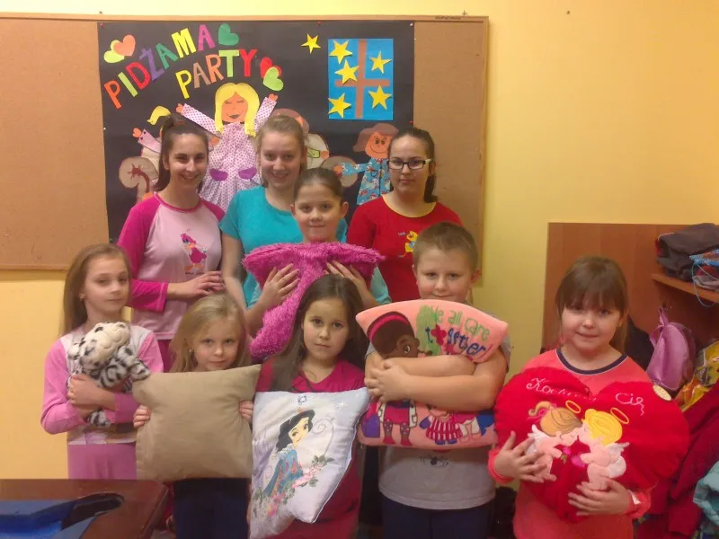 Na zdjęciu widnieje grupka dzieci z placówki biorących udział w "Piżama Party".