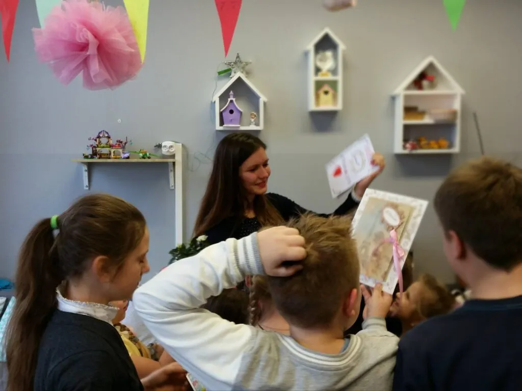 Zdjęcie przedstawia trójkę podopiecznych oraz pracownika placówki podczas spotkania 30 grudnia.