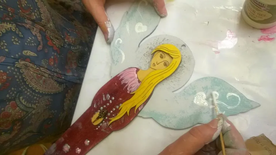 Obraz przedstawia anioła wykonanego ręcznie.