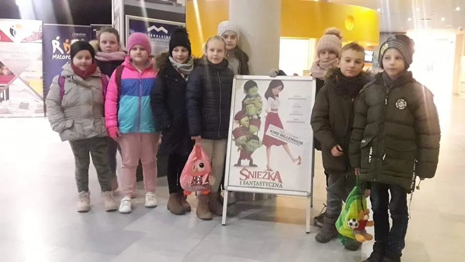 Obraz przedstawia wychowanków SPWD podczas ferii w kinie na seansie pt. "Śnieżka i fantastyczna siódemka".