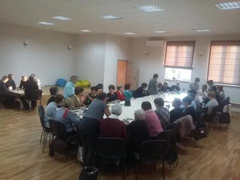 Obraz przedstawia warsztaty florystyczne w Klubie Seniora w Radłowie.