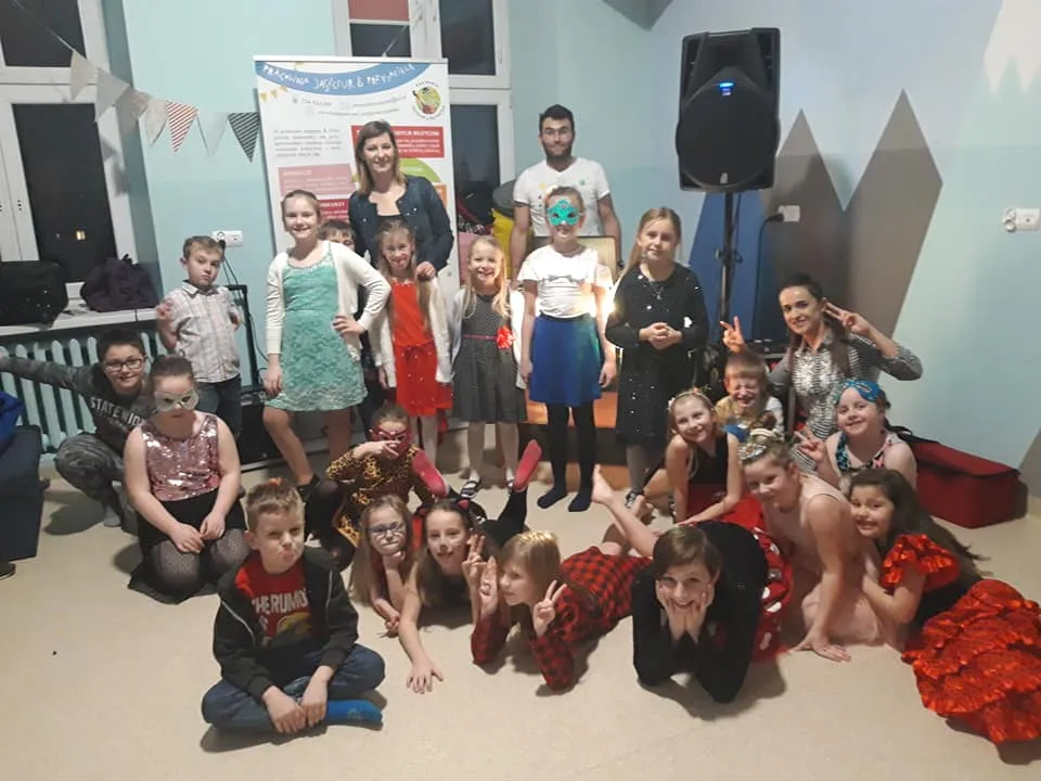 Obraz przedstawia naszych wychowanków z wychowawcami. Na zdjęciu możemy ujrzeć dzieci przebrane w różnego rodzaju przebrania.