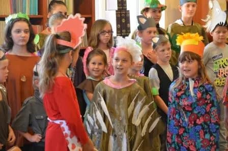 Zdjęcie przedstawia dzieci z placówki przebrane w stroje do występu.