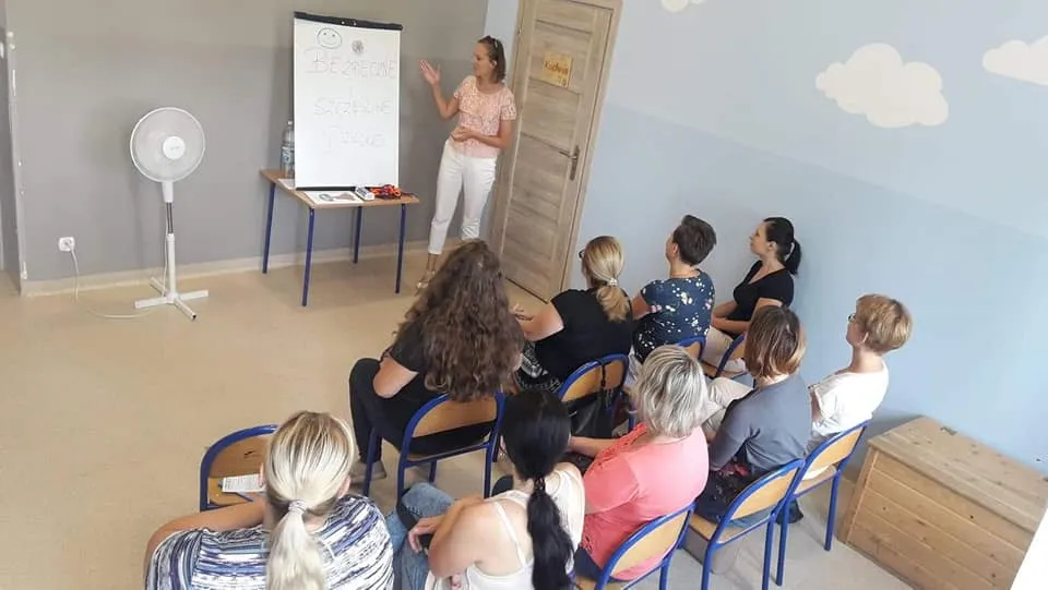 Obraz przedstawia mamy podczas zajęć edukacyjnych "Bezpieczne i szczęśliwe dzieciństwo - praktyczny poradnik dla rodziców"