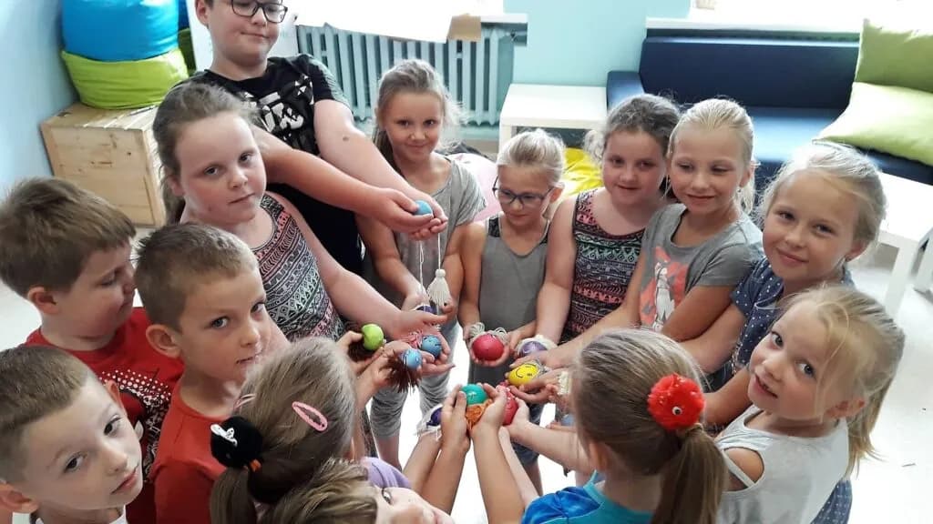 Obraz przedstawia naszych wychowanków podczas pierwszych zajęć antystresowych. Na zdjęciu dzieci trzymają własnoręcznie wykonane piłeczki antystresowe.