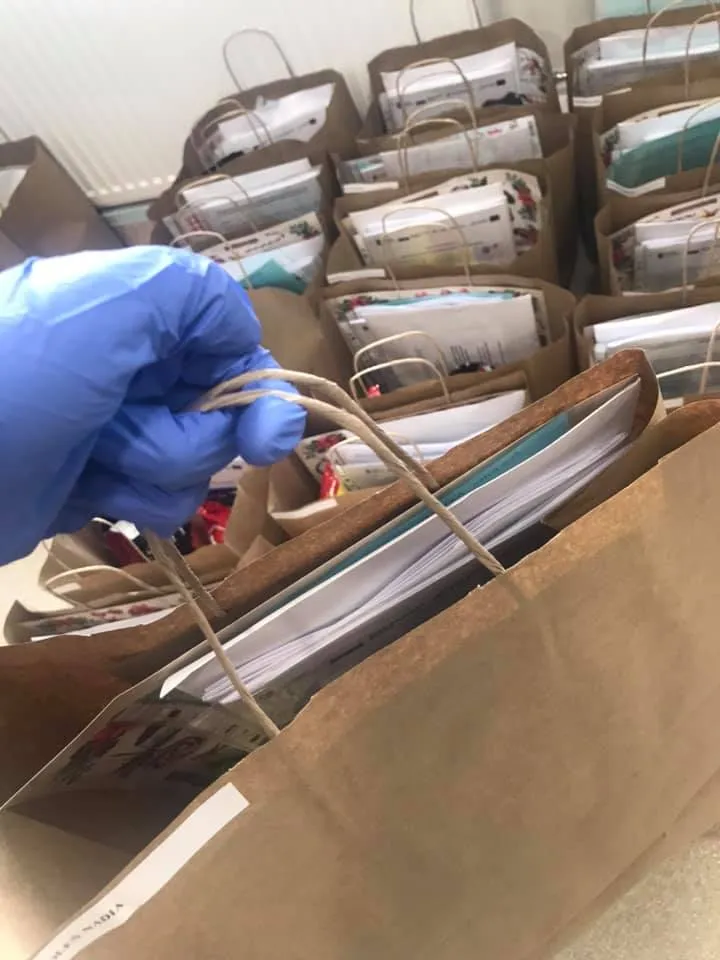 Obraz przedstawia prezenty dla wychowanków SPWD. W których znajdują się m. in. materiały edukacyjne, karty pracy dla dzieci, indywidualne opracowanie ćwiczeń logopedycznych, poradniki dla rodziców itp.