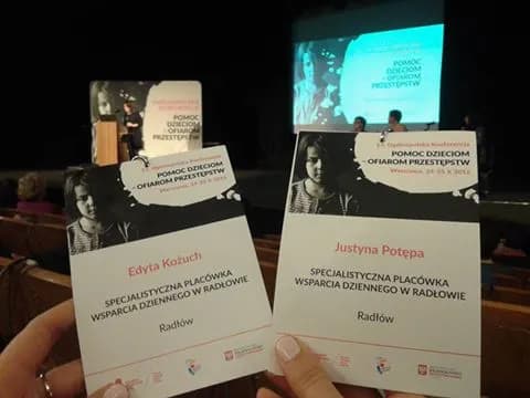 Zdjęcie identyfikatorów używanych podczas Konferencji POMOC DZIECIOM- OFIAROM PRZESTĘPSTW