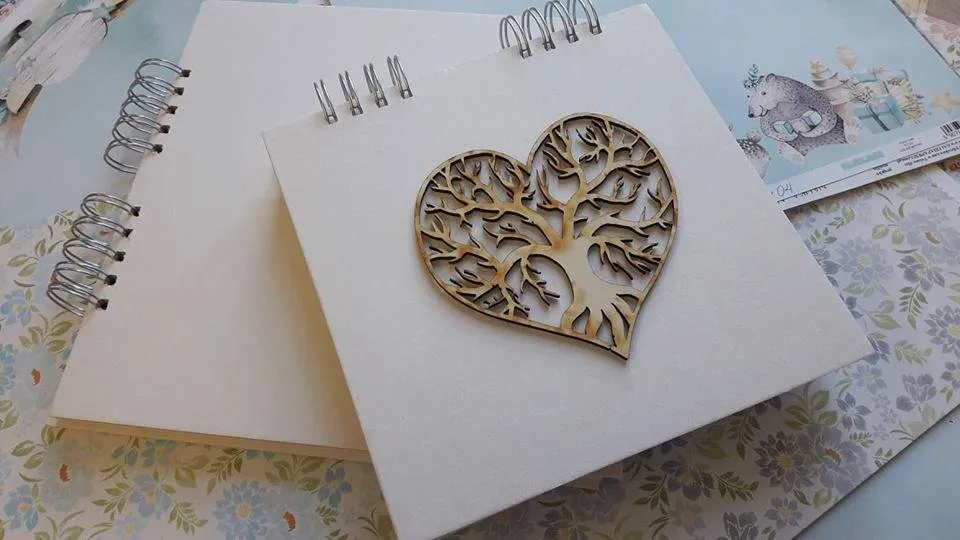 Obraz przedstawia scrapbookingowe prace wykonane przez naszych wychowanków.