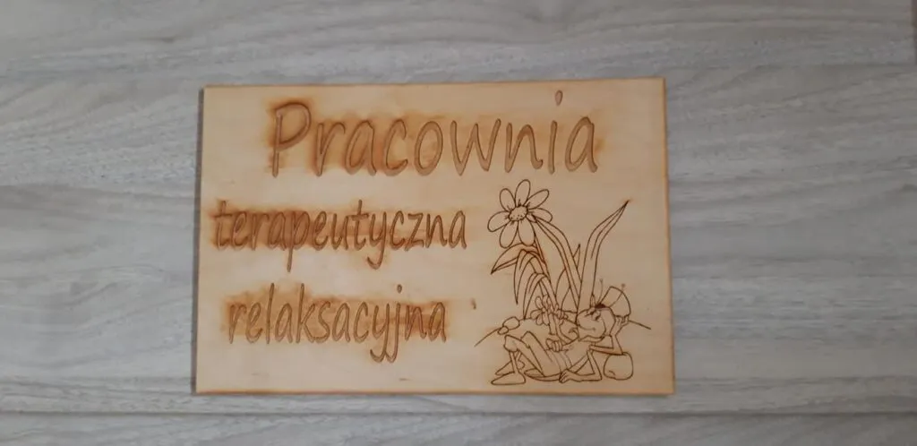 Obra przedstawia prace wykonane przez wychowanków SPWD, podczas zajęć edukacyjnych, gdzie w tym samym czasie trwały zajęcia edukacyjne dla rodziców.