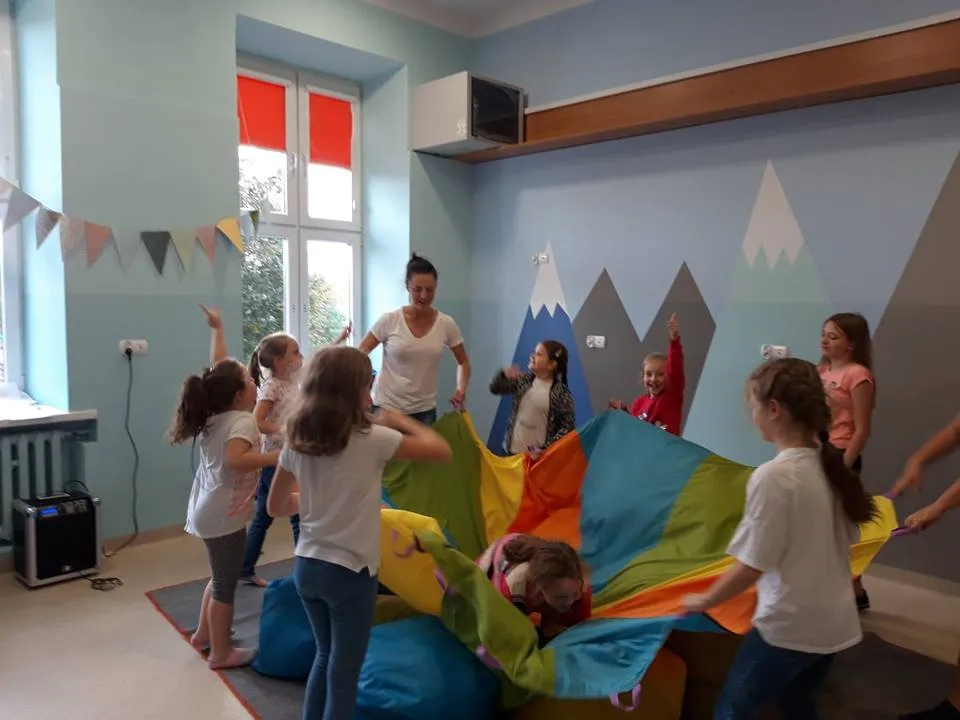 Obraz przedstawia zajęcia socjoterapeutyczne.