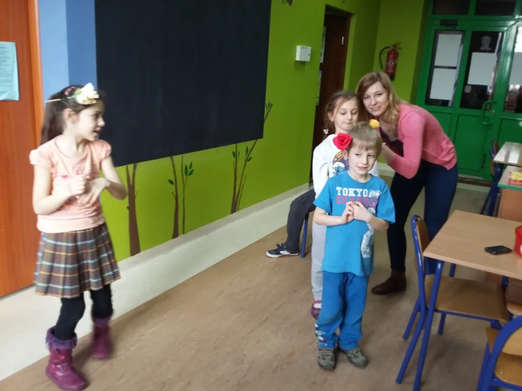 Zdjęcie przedstawia dzieci uczestniczące w warsztatach teatralnych w budynku stowarzyszenia.