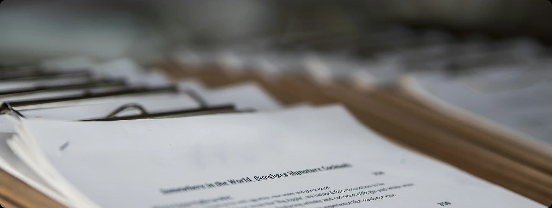 Stos dokumentów w teczkach